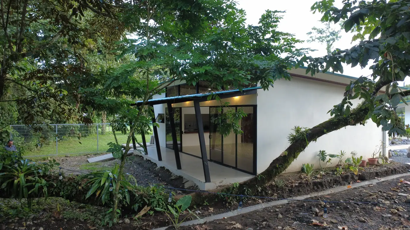 Exterior del Salón Ágora rodeado de bosque tropical