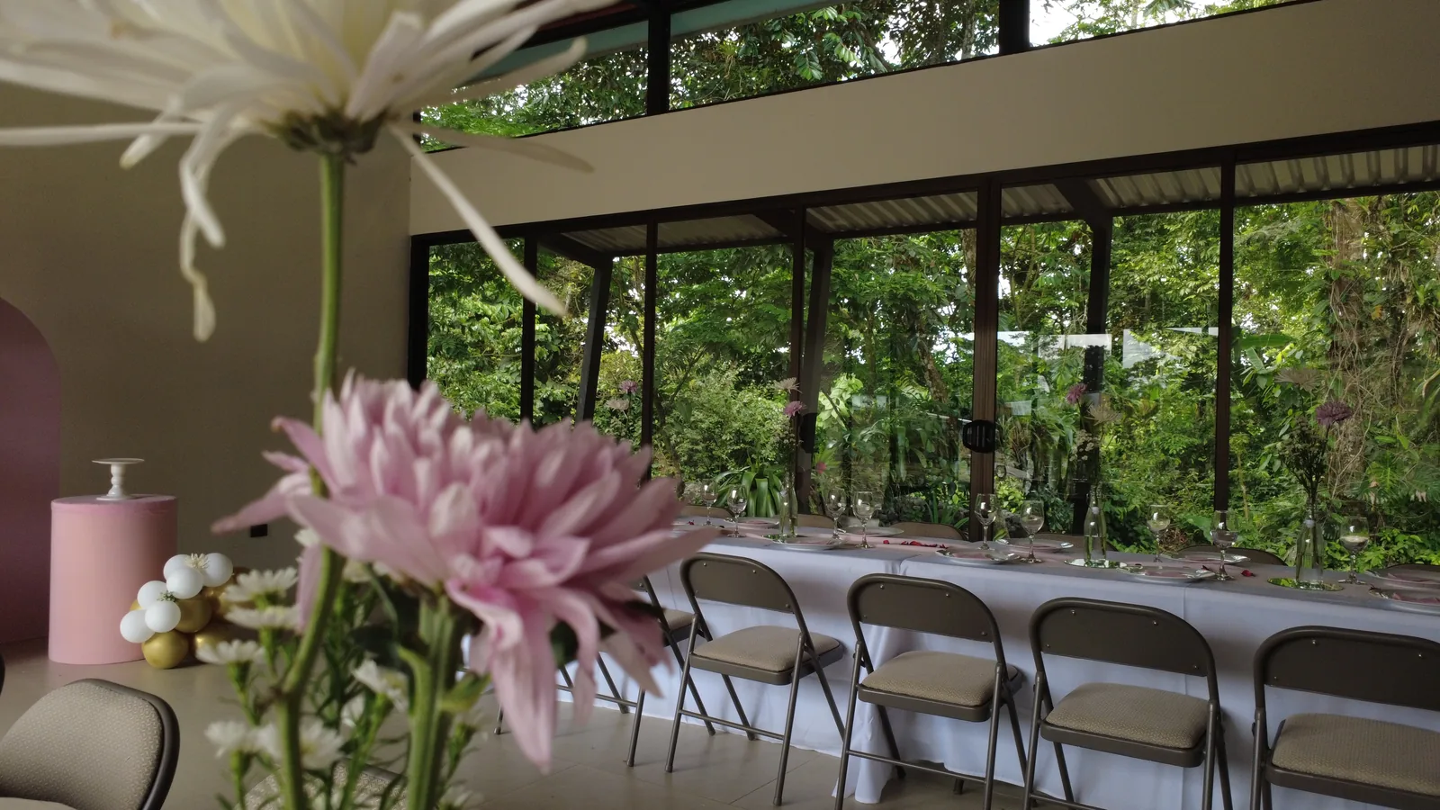 Salón Ágora montado con arreglos florales