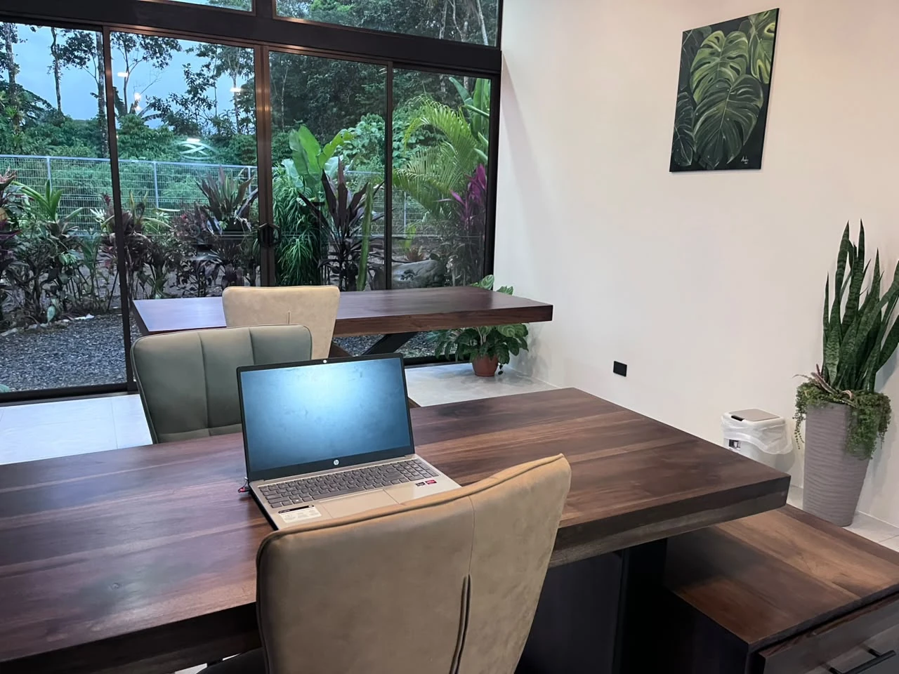 Consultorio con escritorios de madera