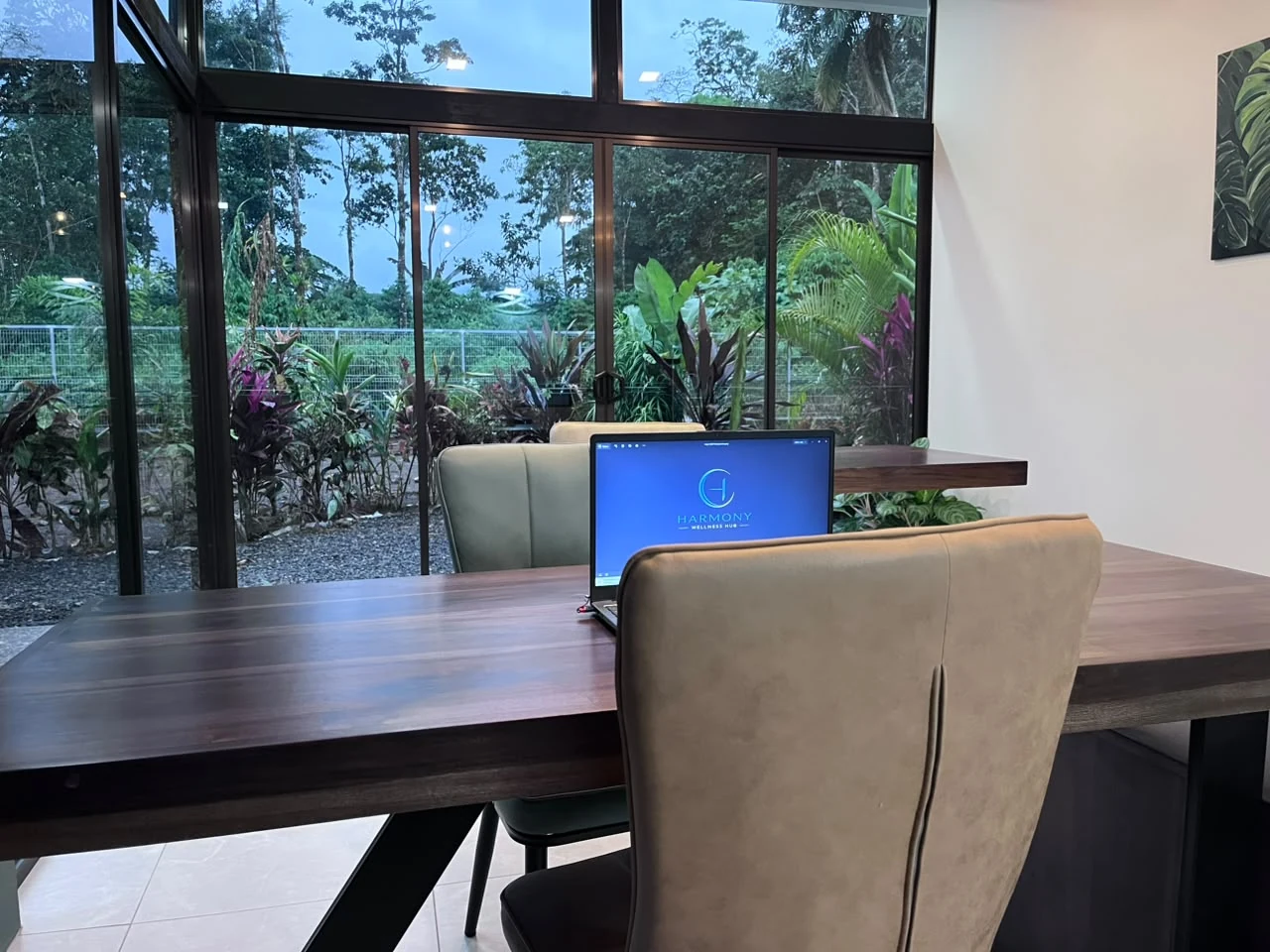 Consultorio con ventanal hacia el jardín