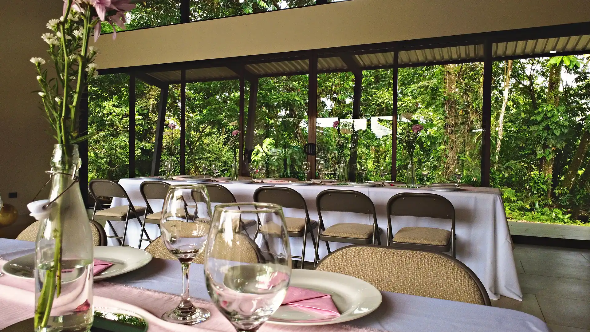 Salón Ágora montado para un evento, con vista al bosque tropical
